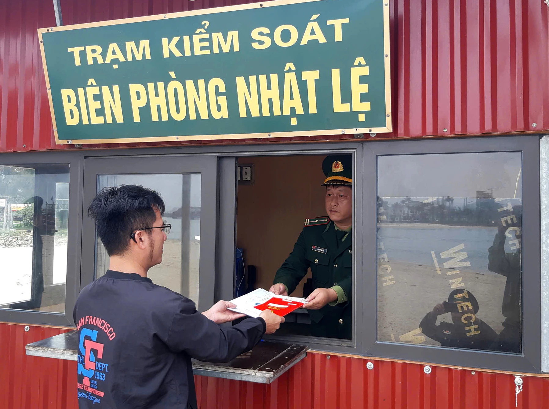 Thực hiện thủ tục xuất, nhập bến tại Đồn Biên phòng Nhật Lệ - Ảnh: T.L