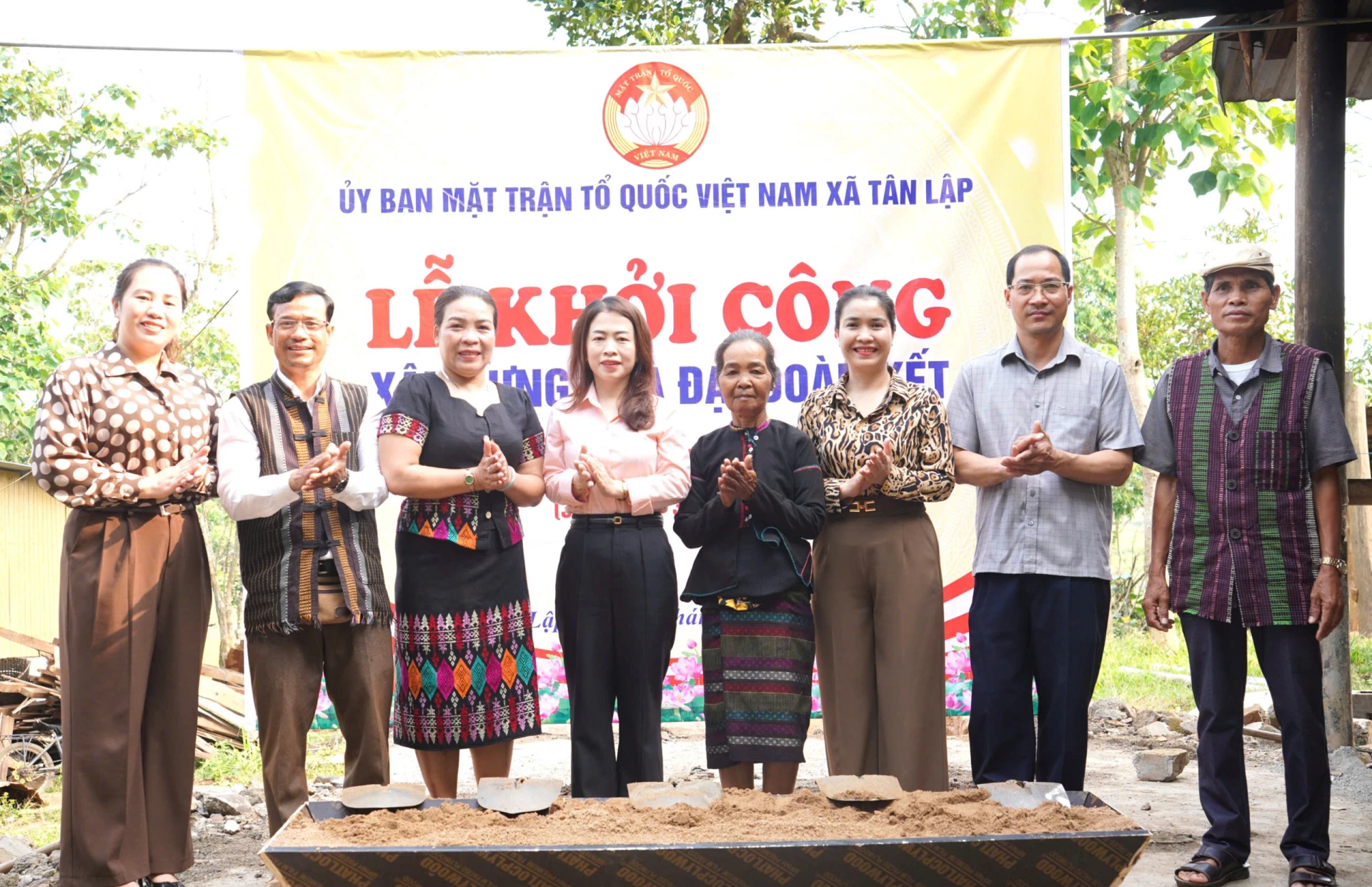 Các đại biểu dự lễ khởi công nhà đại đoàn kết cho gia đình ông Hồ A Rơm - Ảnh: K.S