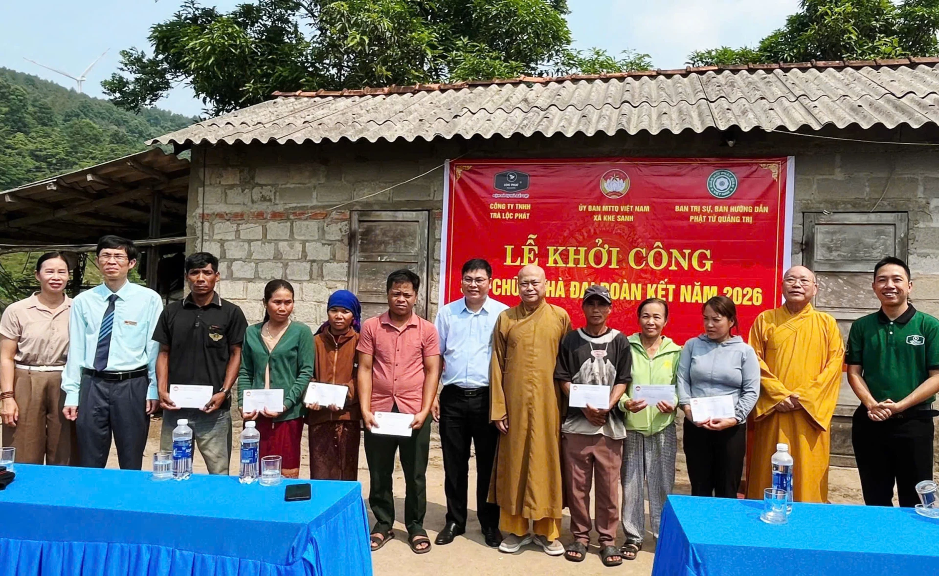 Các đại biểu cùng đại diện 7 hộ gia đình được hỗ trợ sửa chữa Nhà Đại đoàn kết tại buổi lễ khởi công - Ảnh: K.S