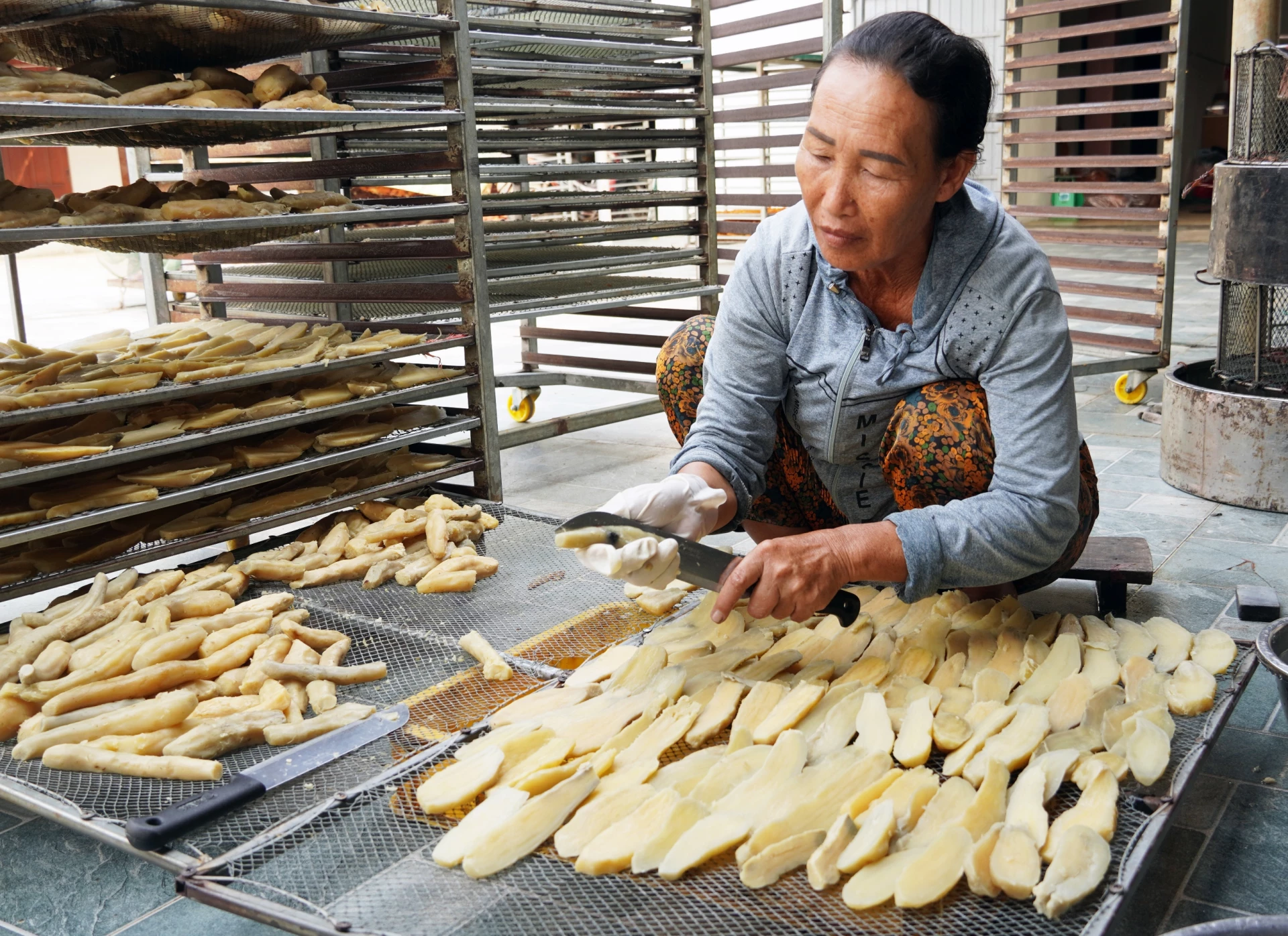 Công đoạn cắt khoai trước khi đem phơi - Ảnh: L.Chi