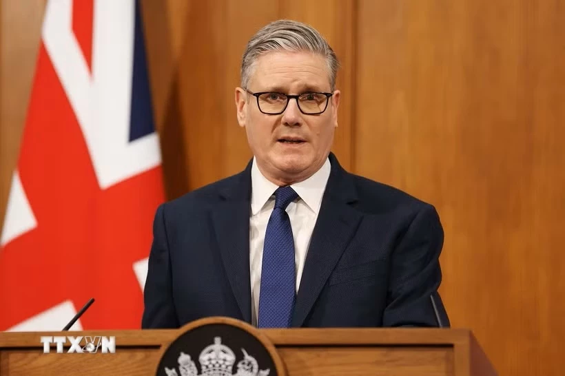 Thủ tướng Anh Keir Starmer phát biểu tại cuộc họp báo ở thủ đô London. (Ảnh: THX/TTXVN)