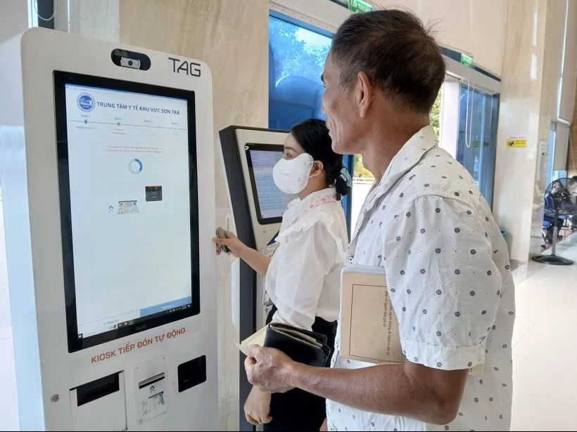 Hướng dẫn người dân đăng ký khám, chữa bệnh và thanh toán viện phí qua căn cước công dân gắn chíp. (Ảnh: Mỹ Hà/TTXVN)
