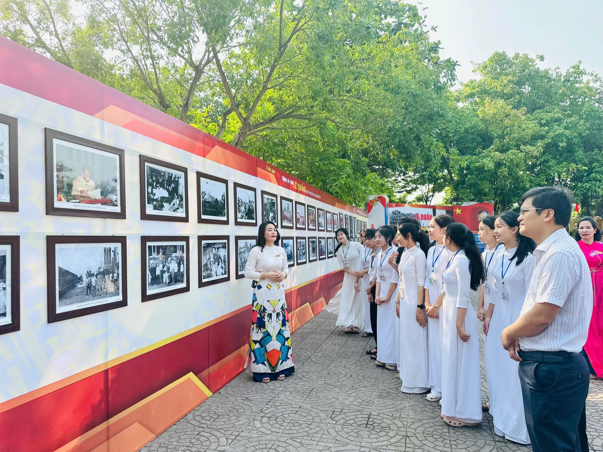 Không gian trưng bày Triển triển lãm ảnh “Tổng Bí thư Lê Duẩn - Cuộc đời và sự nghiệp” - Ảnh: Thùy Trang