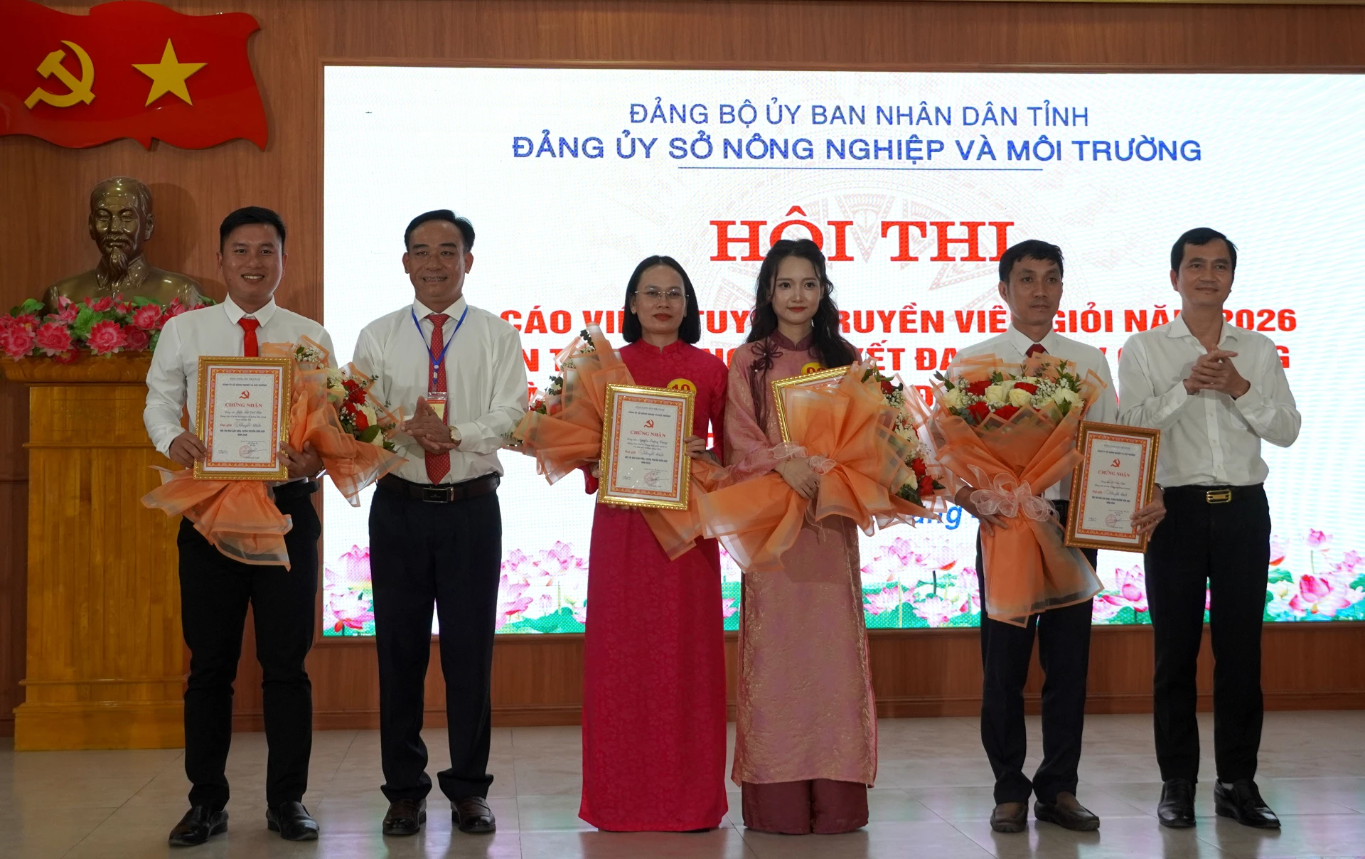 Đại diện Ban Tổ chức trao giải cho các thí sinh - Ảnh: H.Tr.