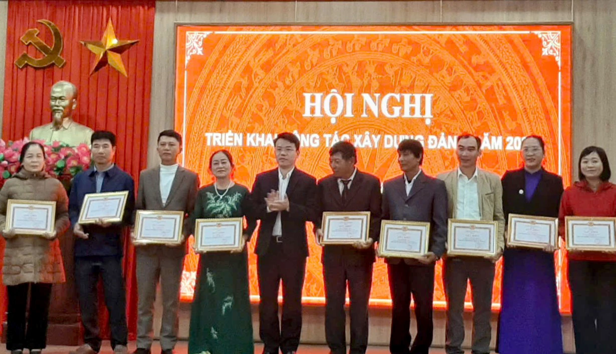 Đảng bộ xã Lệ Thủy khen thưởng những cá nhân đạt thành tích xuất sắc trong công tác xây dựng Đảng năm 2025 - Ảnh: H.C