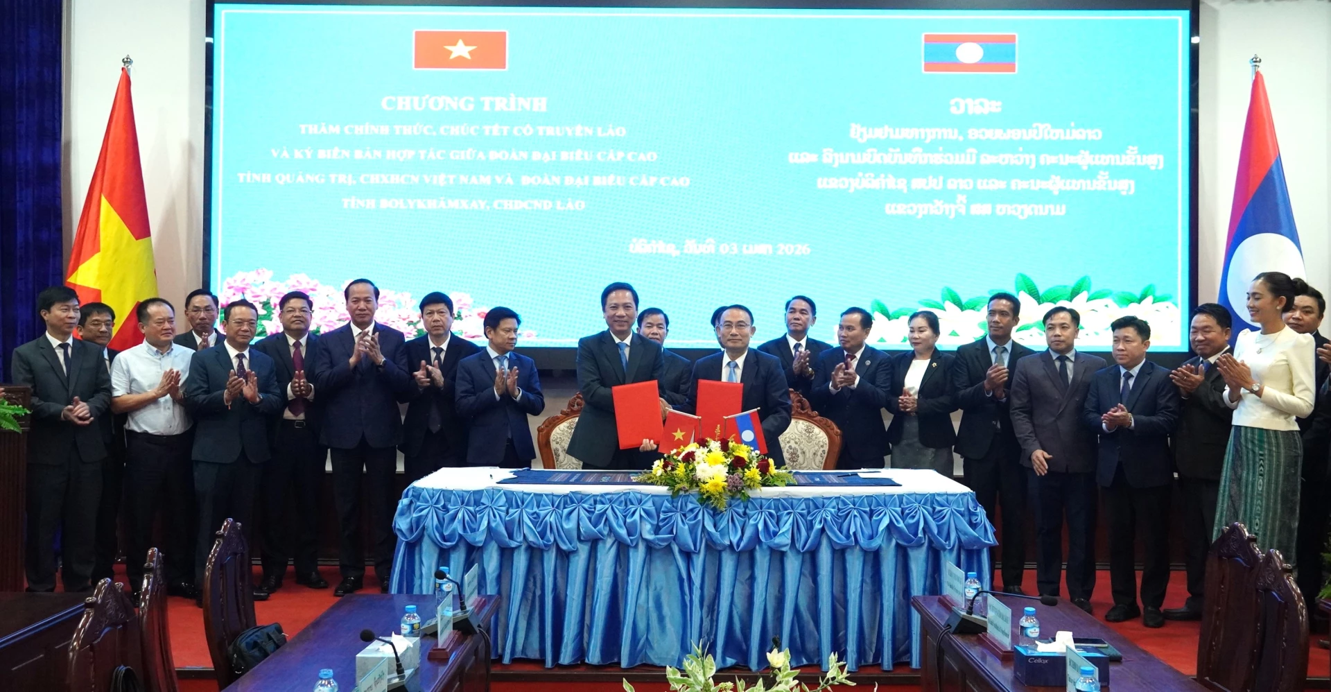 Các đồng chí lãnh đạo tỉnh ký biên bản làm việc giữa tỉnh Quảng Trị và tỉnh Bô-ly-khăm-xay (Lào) - Ảnh: Q.V