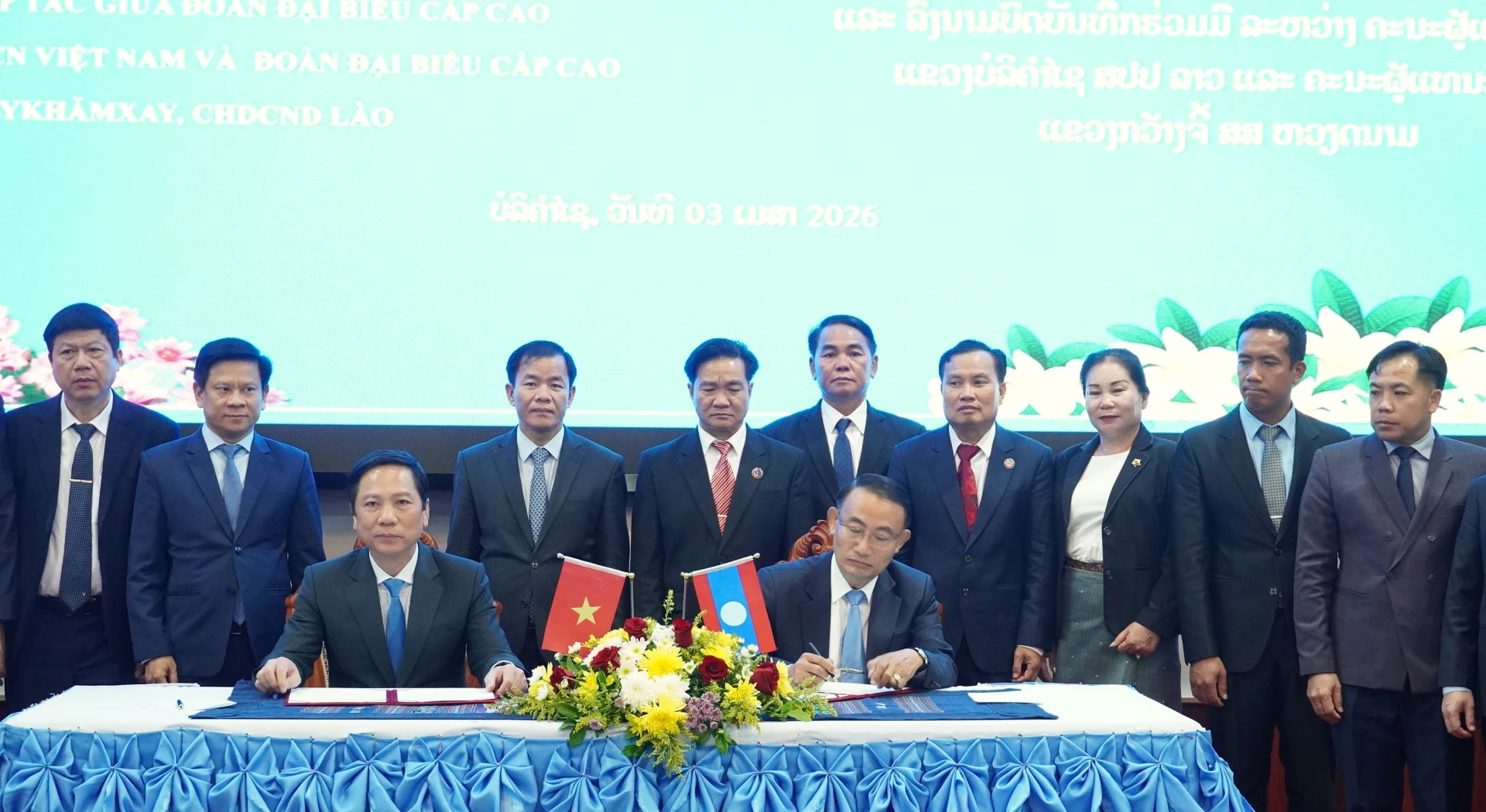 Các đồng chí lãnh đạo tỉnh ký biên bản làm việc giữa tỉnh Quảng Trị và tỉnh Bô-ly-khăm-xay (Lào) - Ảnh: Q.V