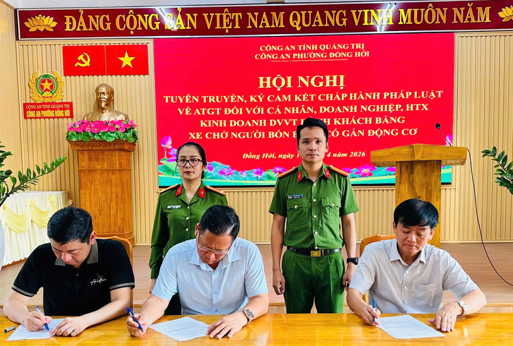 Các tổ chức, cá nhân đã thực hiện ký cam kết chấp hành nghiêm các quy định an toàn cho hành khách và người tham gia giao thông - Ảnh: H.Tr