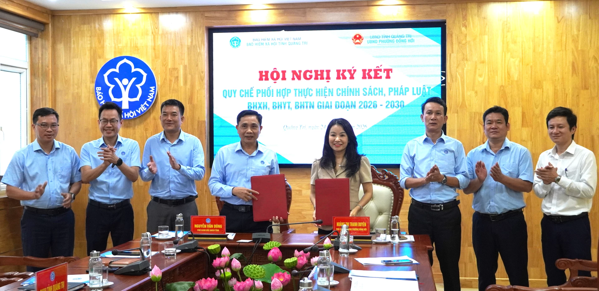 Đại diện lãnh đạo Bảo hiểm xã hội tỉnh và UBND phường Đồng Hới ký kết quy chế phối hợp - Ảnh: H.Tr.