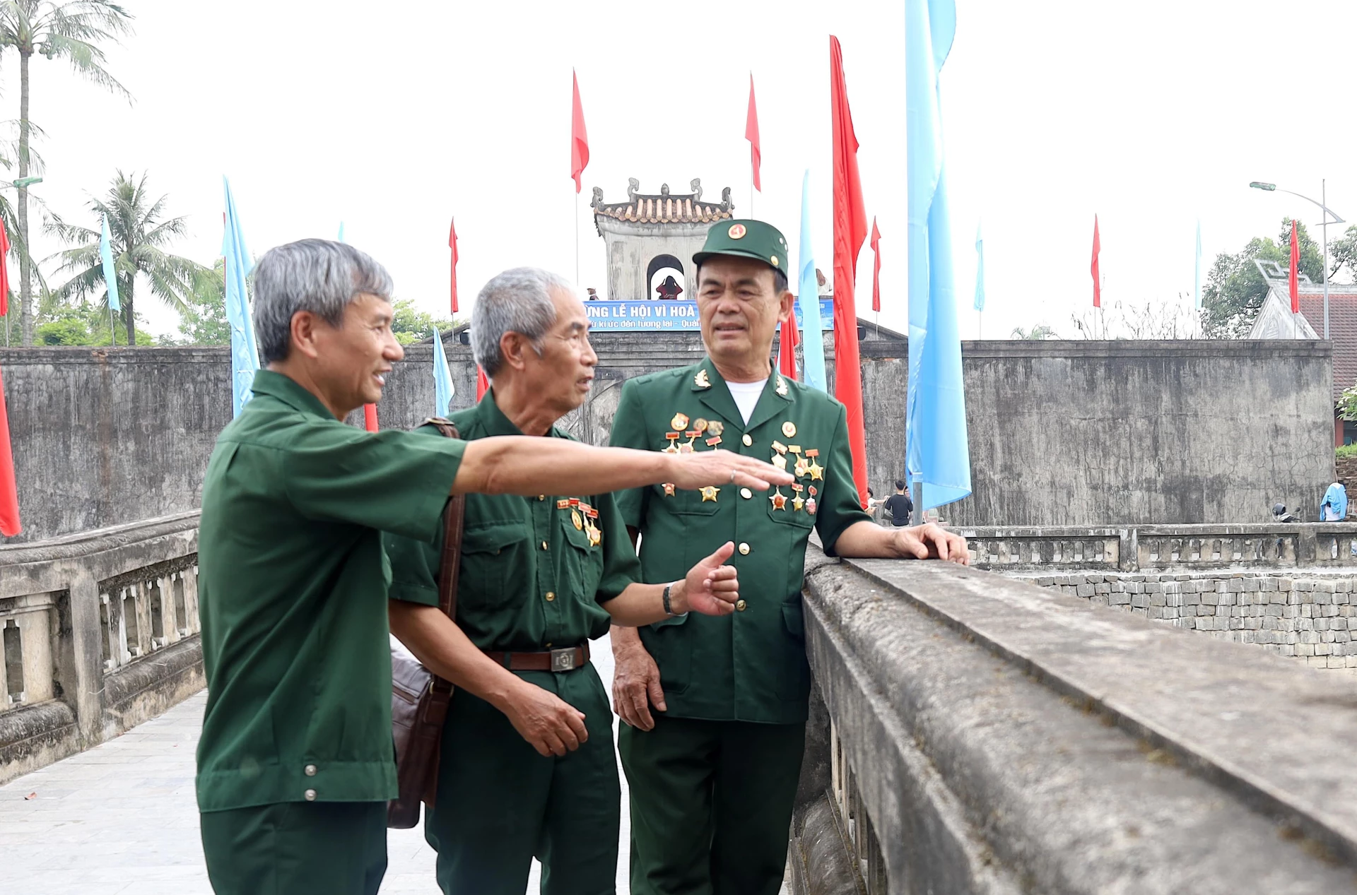 Các cựu chiến binh thăm Thành Cổ Quảng Trị - Ảnh: Q.N