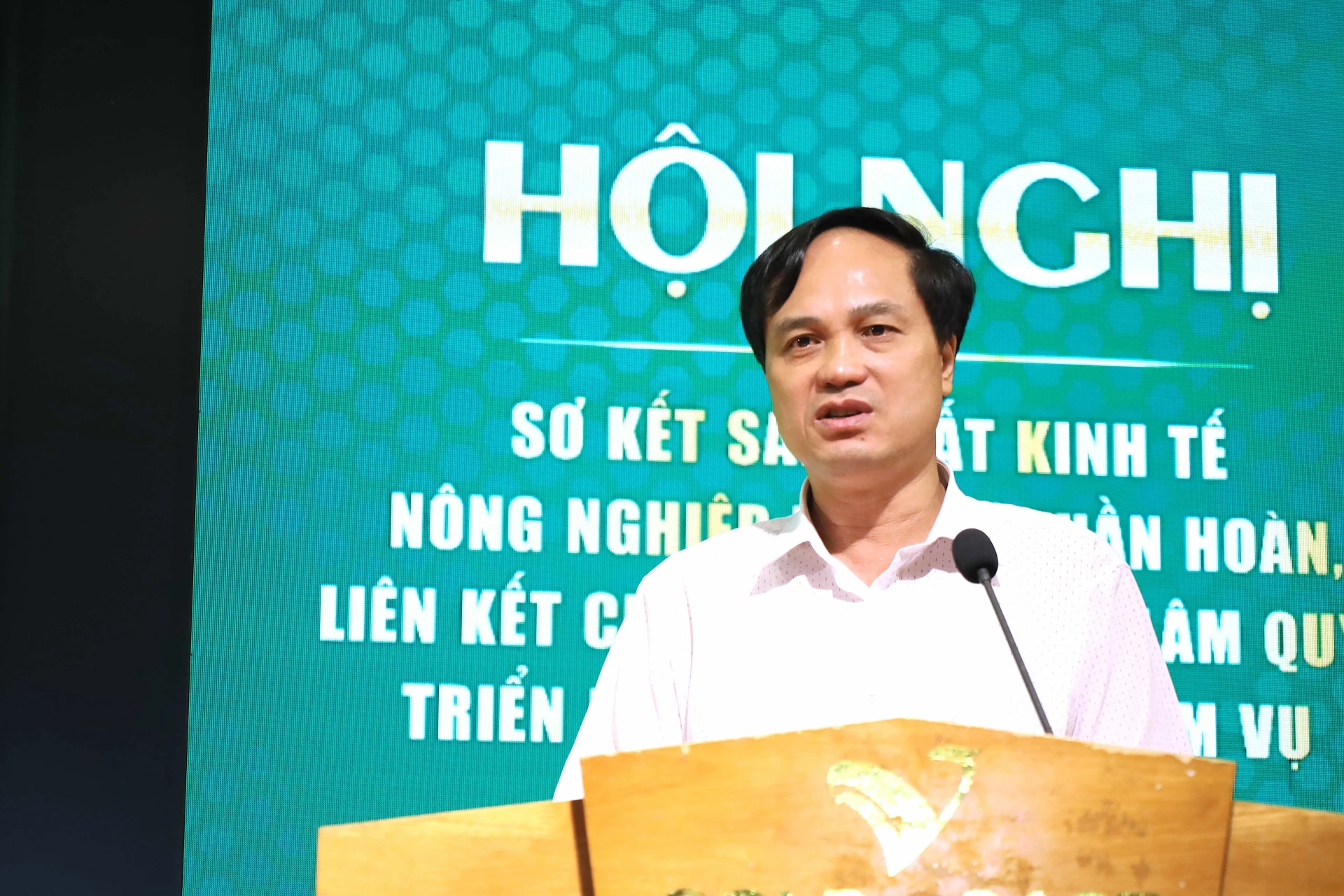 Đại diện chính quyền địa phương tham gia chuỗi giá trị Quế Lâm chia sẻ kinh nghiệm sản xuất - Ảnh: Quang Ngọc.