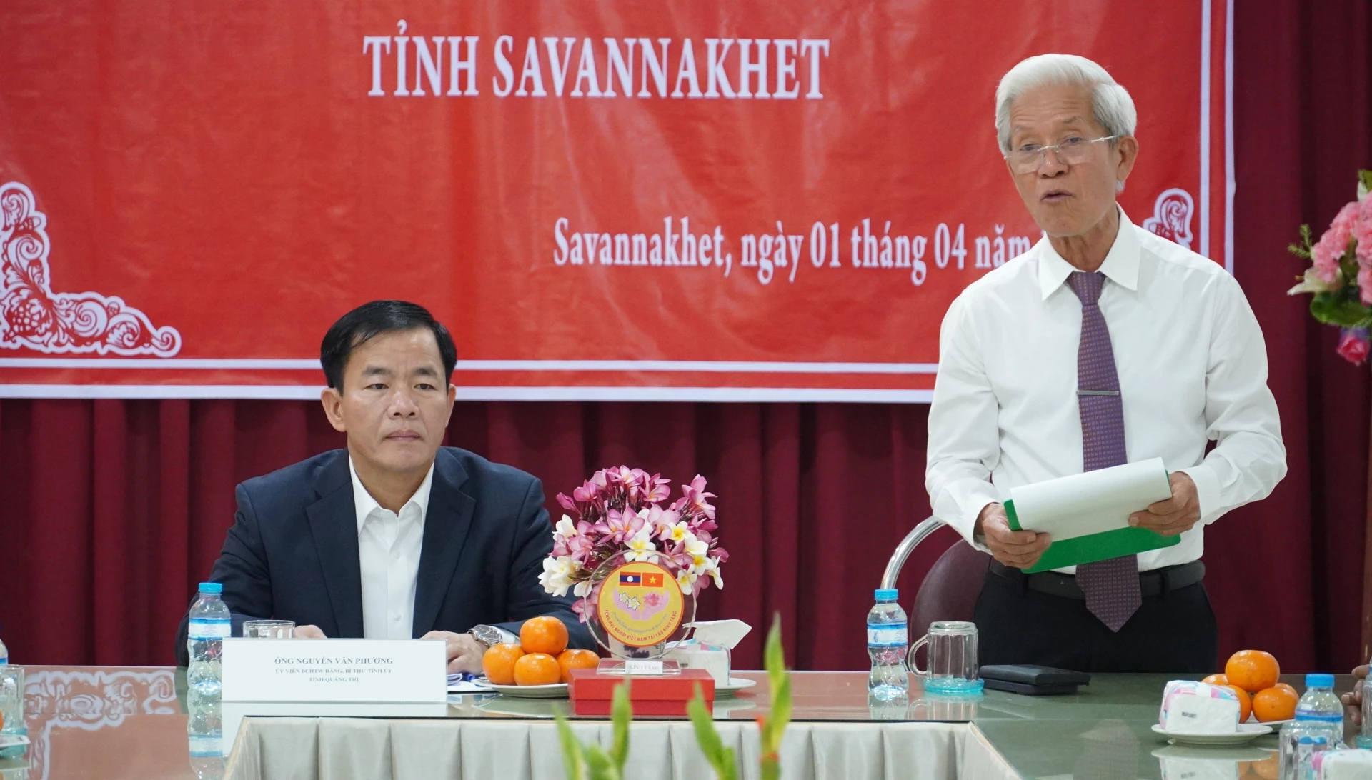 Lãnh đạo Hội người Việt tại tỉnh Sạ-vẳn-nạ-khệt báo cáo tại buổi làm việc - Ảnh: Q.V