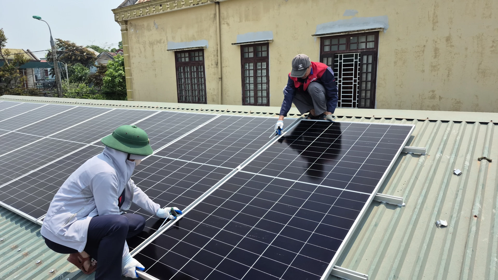 Lắp đặt điện mặt trời áp mái tại hộ kinh doanh ở phường Đông Hà-Ảnh: B.C