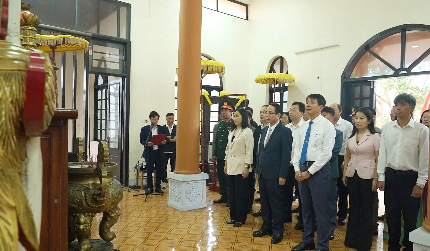 Lãnh đạo phường Đồng Hới dâng hương, dâng hoa tỏ lòng biết ơn các vua Hùng và thế hệ cha ông- Ảnh: H.TR