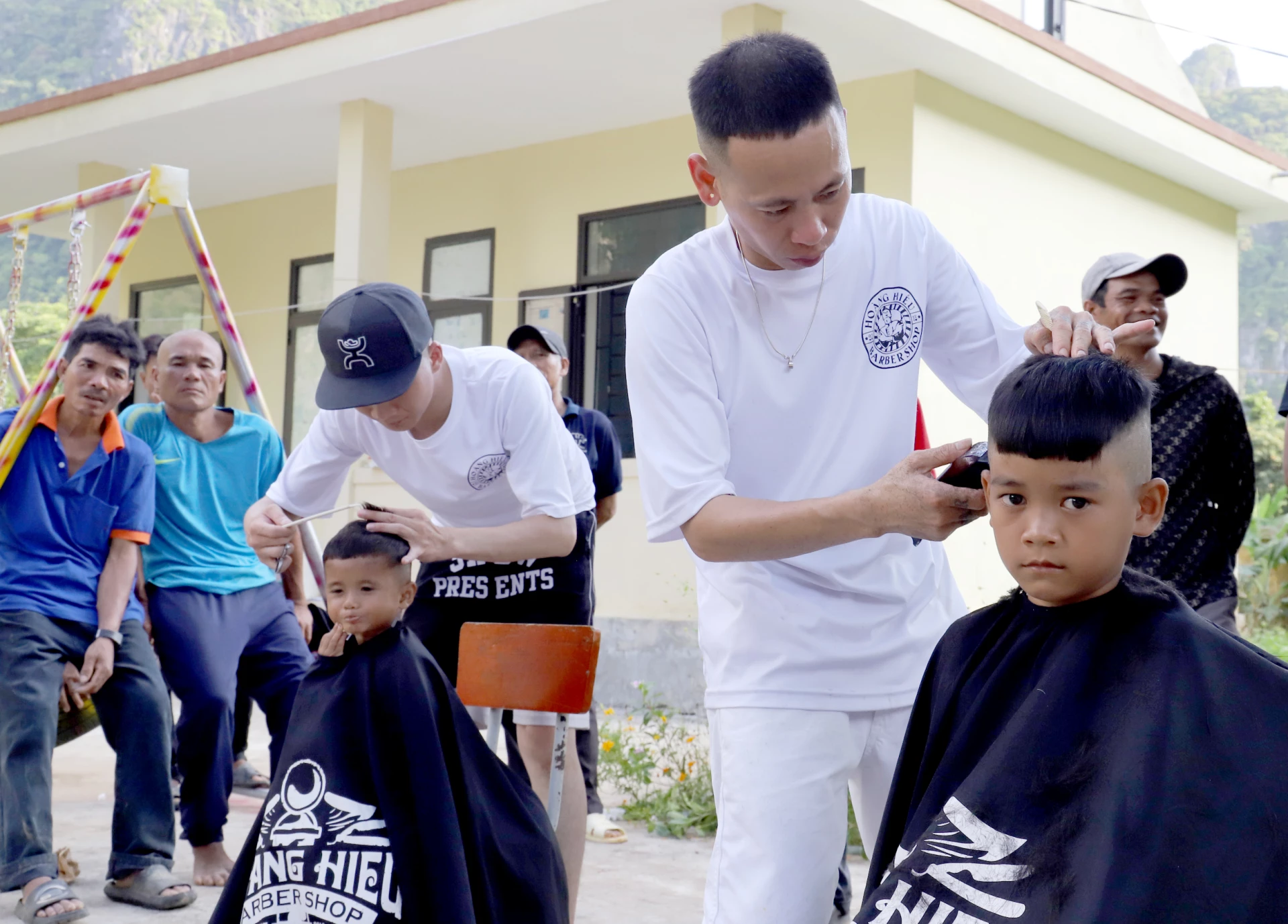 Các tình nguyện viên Hải Đăng cắt tóc miễn phí cho trẻ em Bru-Vân Kiều 2 bản Hôi Rấy, Nước Đắng, năm 2023 - Ảnh: T.L