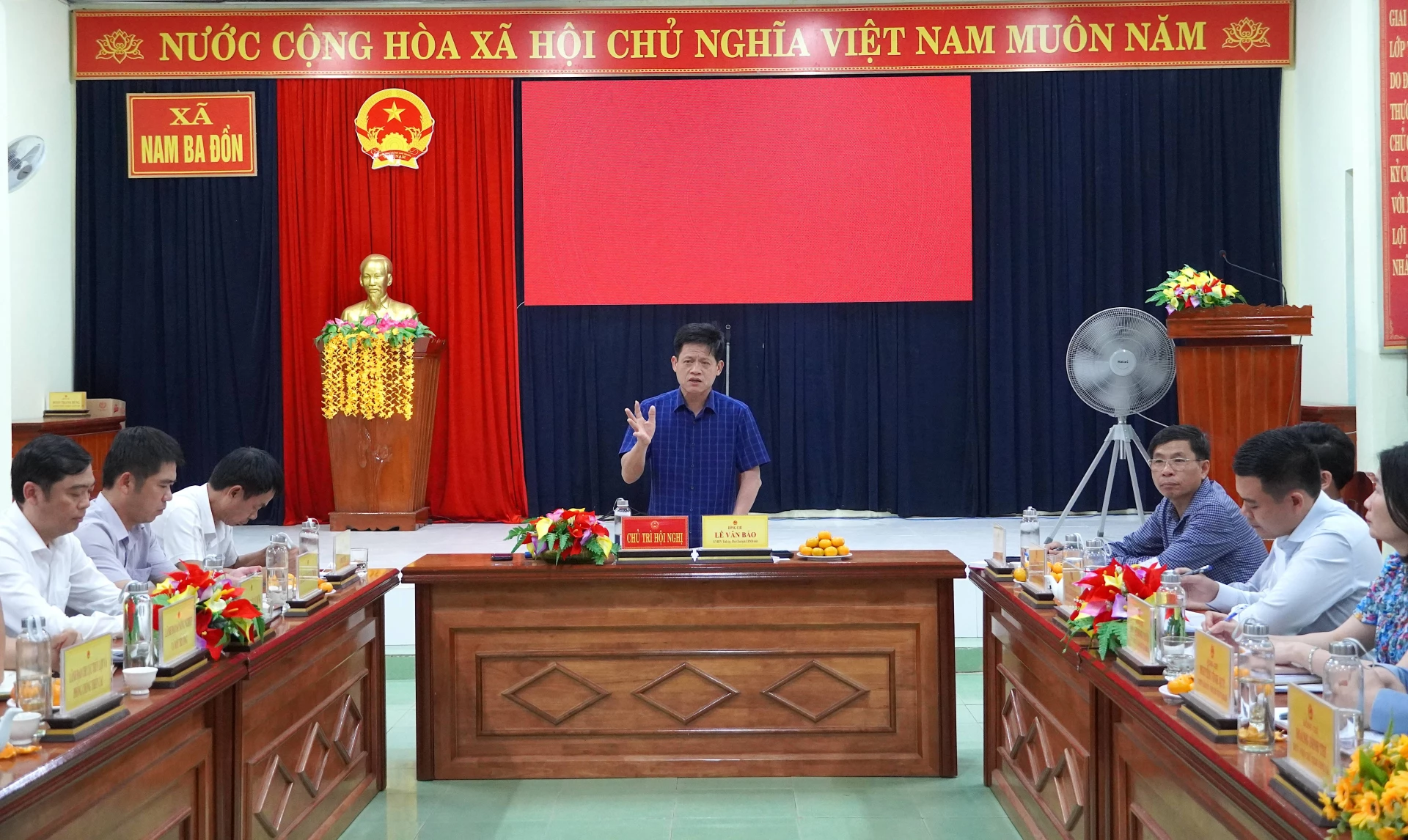 Đồng chí Lê Văn Bảo, Phó Chủ tịch UBND tỉnh phát biểu chỉ đạo tại buổi kiểm tra sản xuất và công tác chống hạn tại xã Nam Ba Đồn - Ảnh: Quang Ngọc