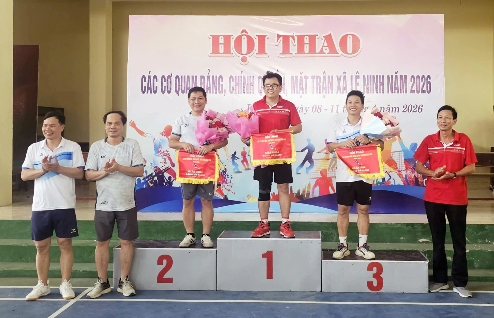 Ban Tổ chức đã trao các giải nhất, nhì, ba cho các đội đạt thành tích cao - Ảnh: PV