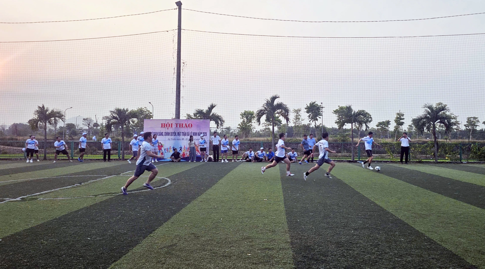 Các đội tranh tài môn bóng đá nam - Ảnh: PV