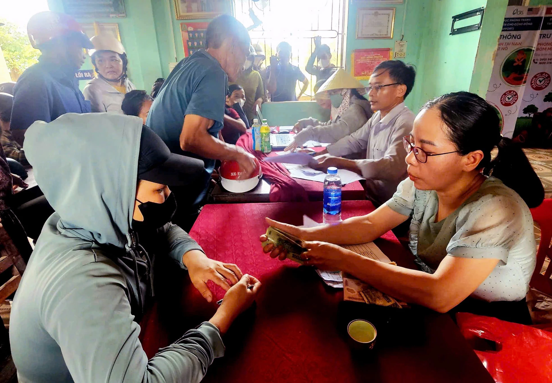 Xã Lệ Ninh thực hiện chi trả tiền hỗ trợ phục hồi sản xuất cho các hộ dân trên địa bàn - Ảnh: L.C