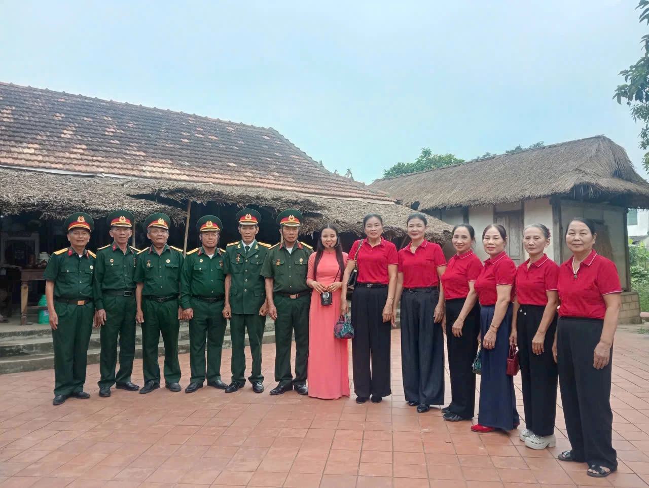 Du khách tham quan, dâng hương tại Nhà lưu niệm Đại tướng Võ Nguyên Giáp, xã Lệ Thủy - Ảnh: H.C
