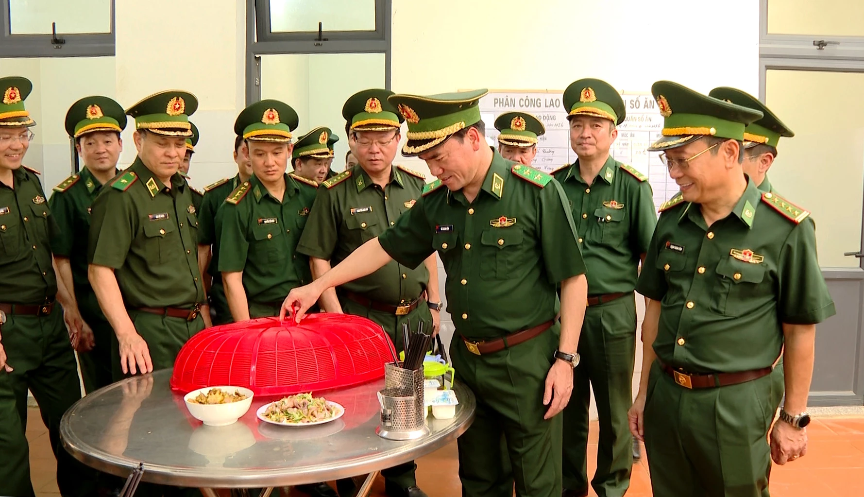 Đoàn công tác kiểm tra các điều kiện sinh hoạt của cán bộ, chiến sĩ Đồn Biên phòng Cà Xèng - Ảnh: T.C