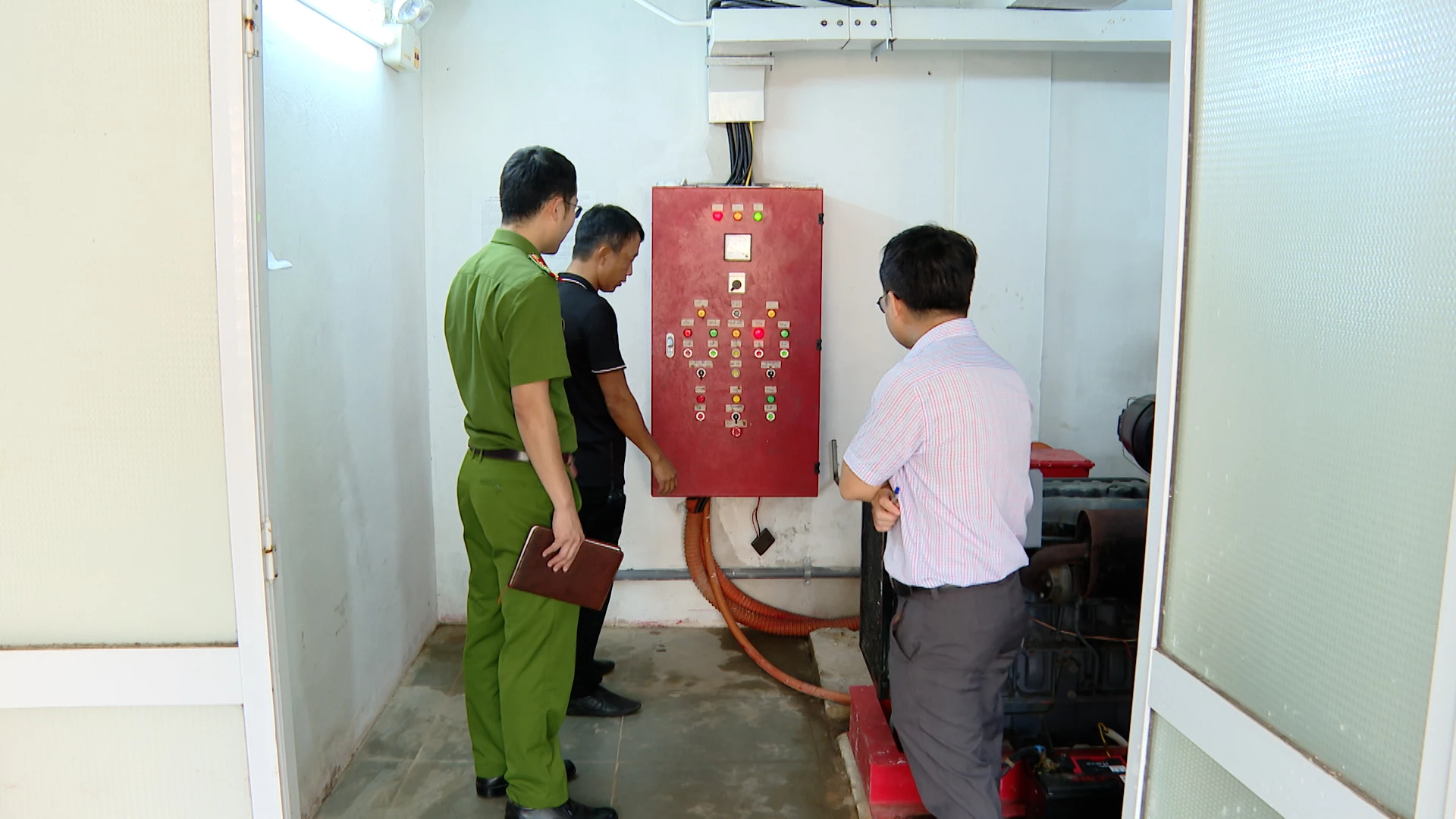 Lực lượng công an PCCC và CNCH kiểm tra hệ thống điện và thiết bị kỹ thuật tại cơ sở lưu trú - Ảnh: K.H