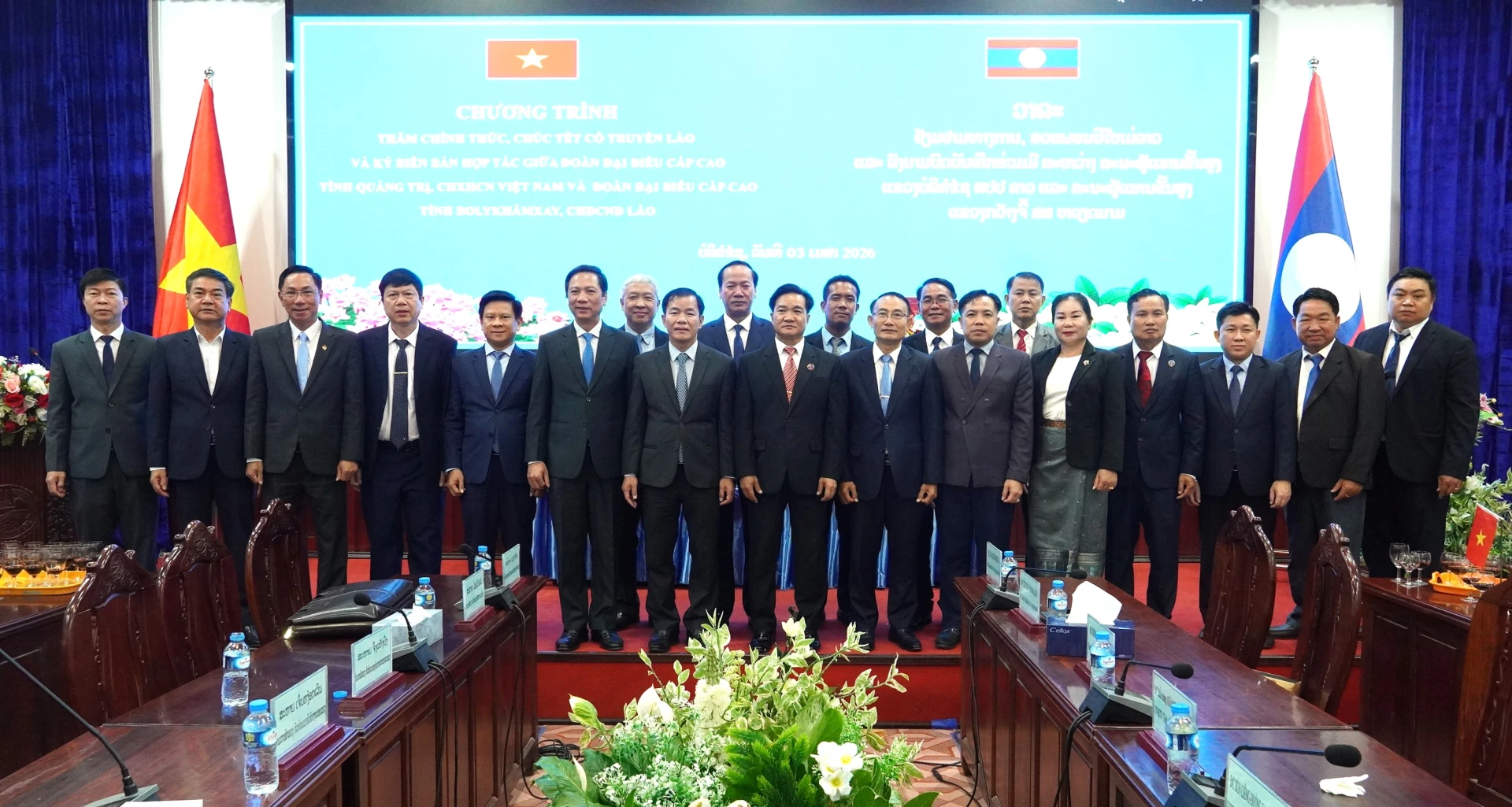 Các đại biểu chụp ảnh lưu niệm - Ảnh: Q.V