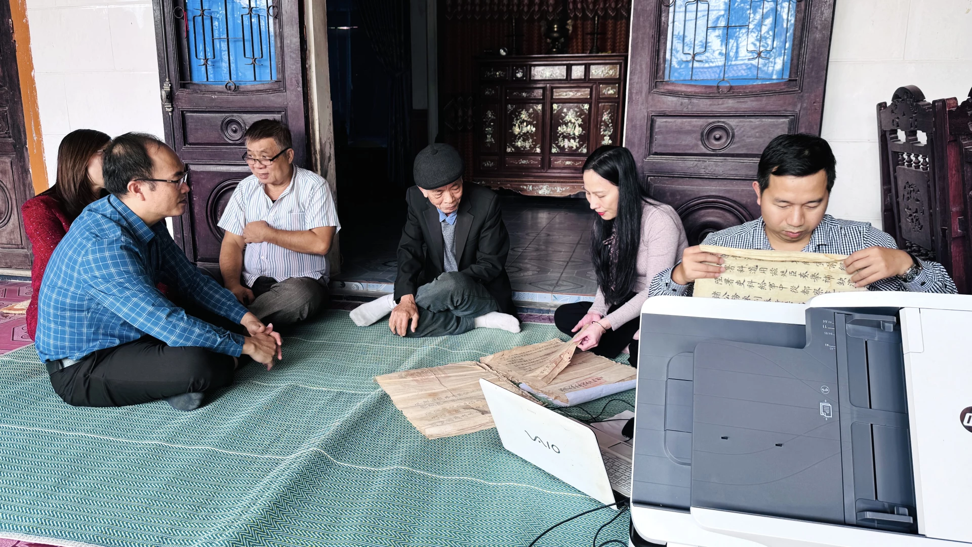 Cán bộ Trung tâm Lưu trữ lịch sử tỉnh Quảng Trị sưu tầm các sắc phong thời Nguyễn tại xã Tuyên Hóa -Ảnh: Q.N