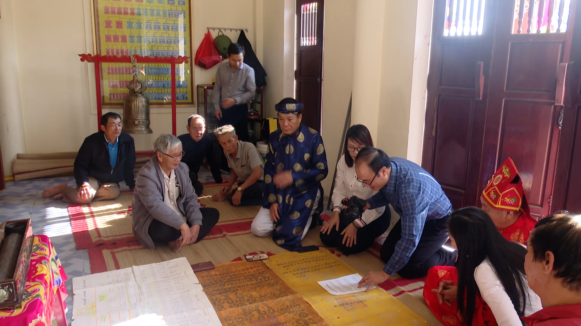 Cán bộ Trung tâm Lưu trữ lịch sử tỉnh Quảng Trị sưu tầm các sắc phong thời Nguyễn tại phường Đồng Hới -Ảnh: Q.N