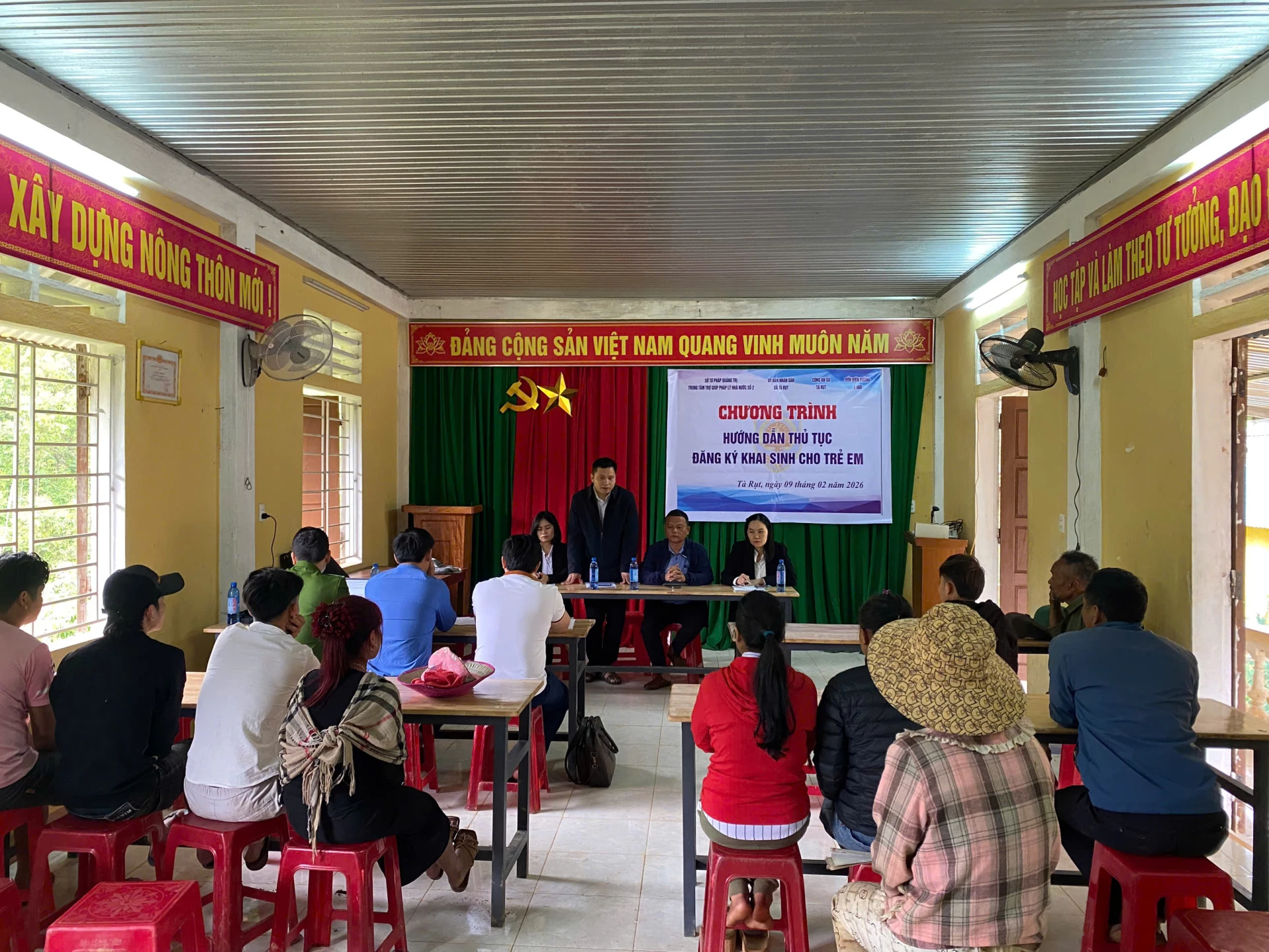 Cán bộ ngành Tư pháp phối hợp với UBND xã Tà Rụt hướng dẫn đăng ký khai sinh cho trẻ em trên địa bàn - Ảnh: M.L 