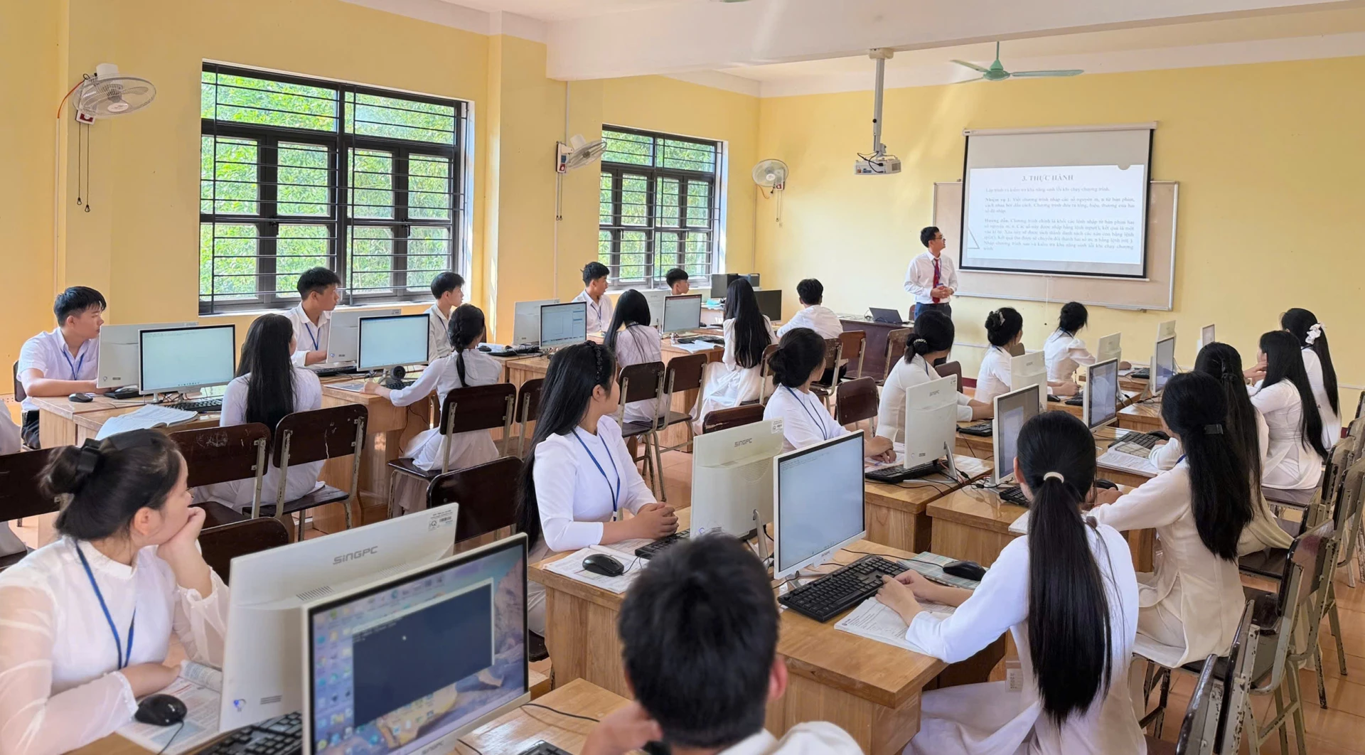 Các thầy cô giáo nhà trường luôn tiên phong đổi mới sáng tạo, ứng dụng công nghệ thông tin vào giảng dạy - Ảnh: D.H