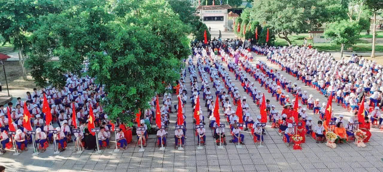 Một buổi sinh hoạt tập thể của Trường tiểu học và THCS Cam Thủy, xã Hiếu Giang- Ảnh: X.D