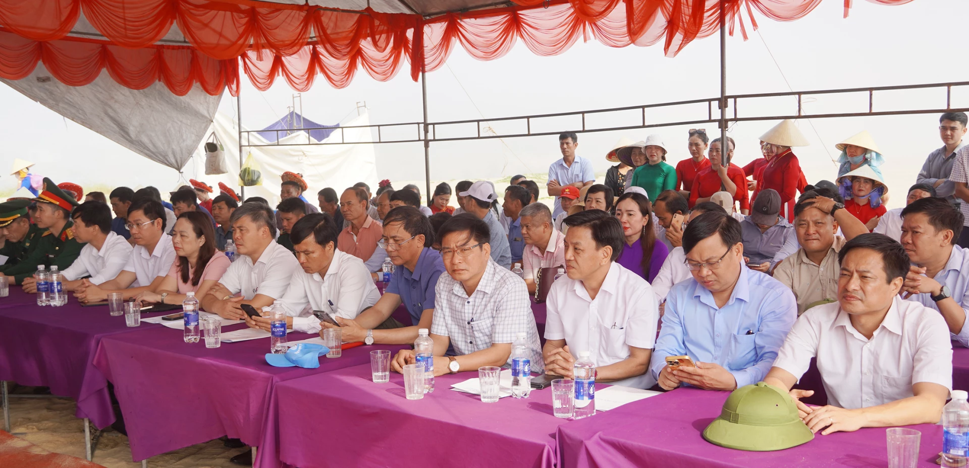 Các đại biểu và Nhân dân tham dự tại buổi lễ - Ảnh: L.M