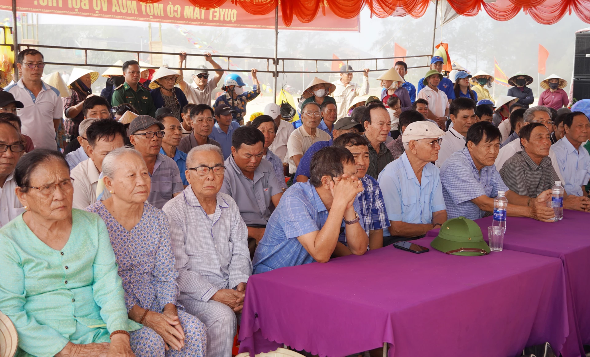 Các đại biểu và Nhân dân tham dự tại buổi lễ - Ảnh: L.M