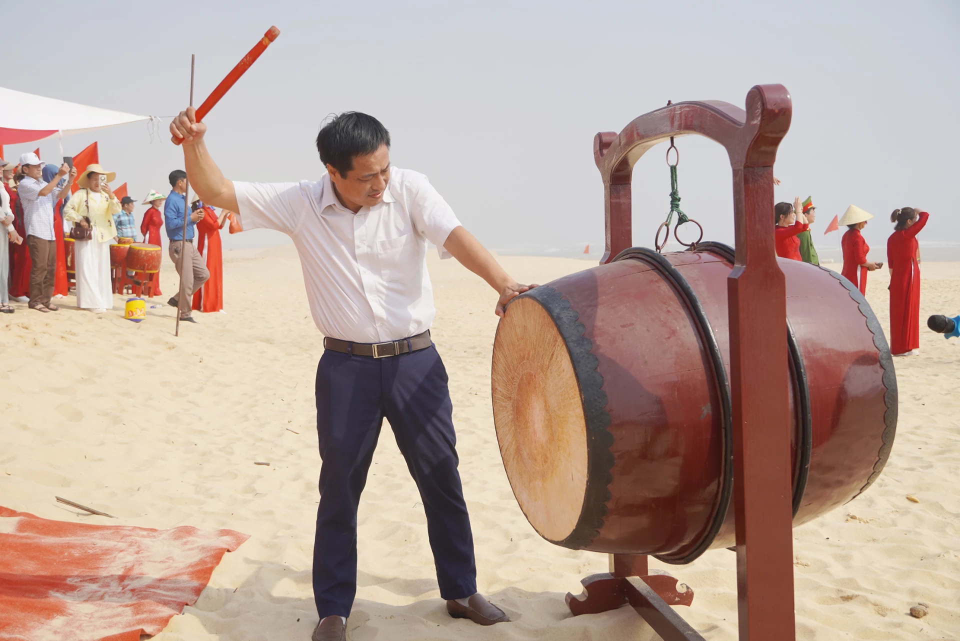 Đại diện lãnh đạo UBND xã Nam Trạch đánh trống phát động lễ xuất quân khai thác, đánh bắt hải sản năm 2026 - Ảnh: L.M