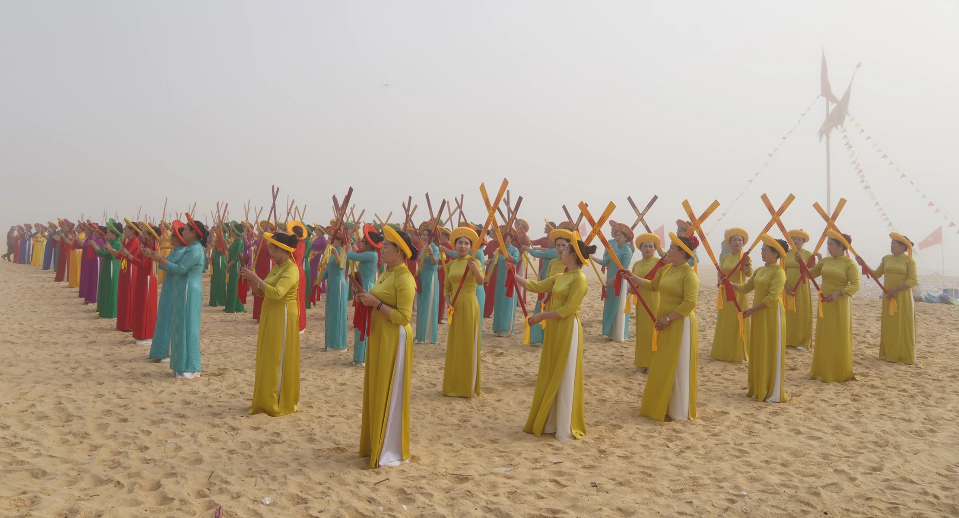 Tiết mục múa bông chèo cạn được các thành viên Câu lạc bộ Văn hóa dân gian Nhân Trạch biểu diễn - Ảnh: L.M