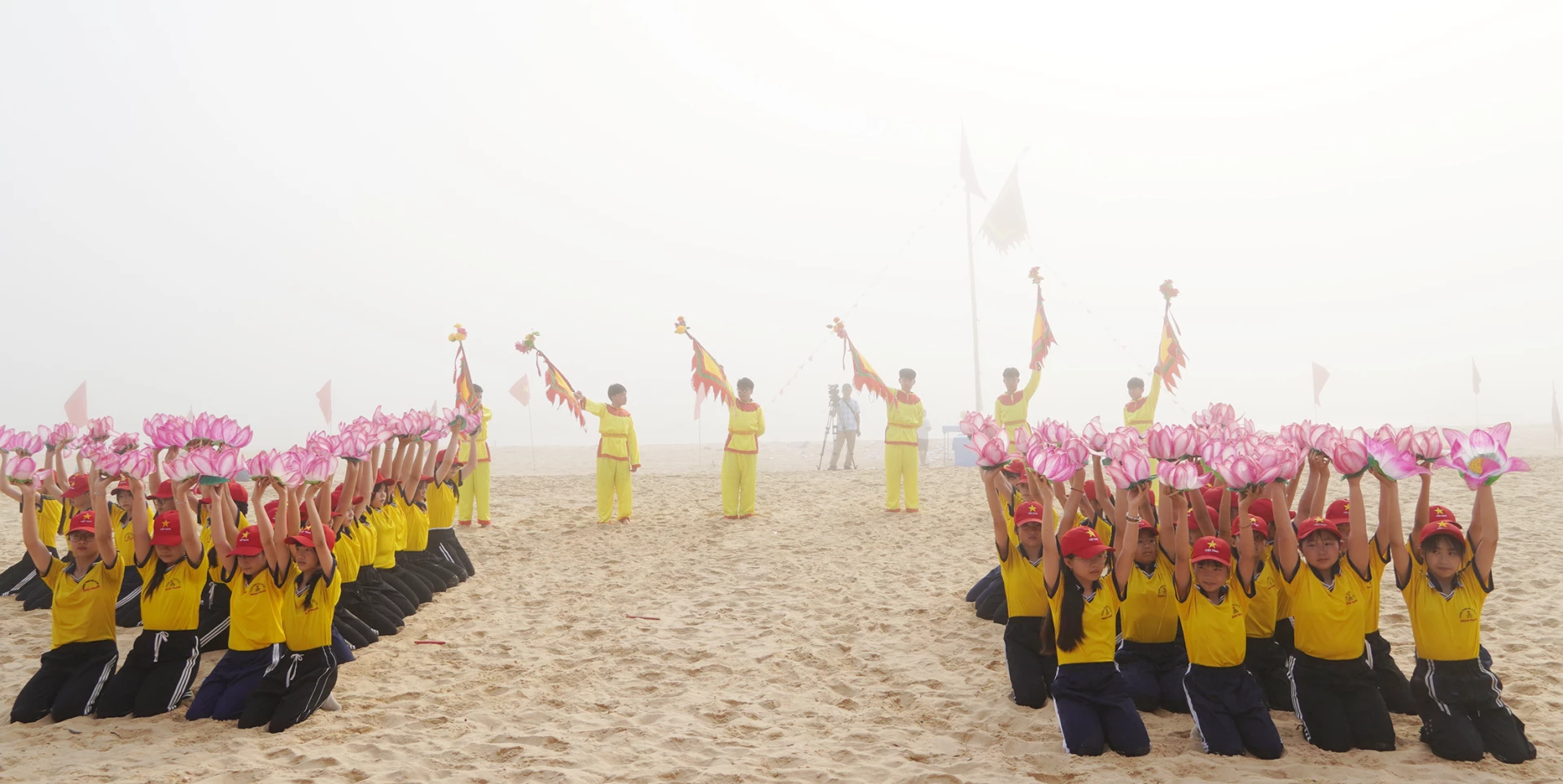 Các em học sinh tham gia tiết mục múa bông xếp chữ - Ảnh: L.M