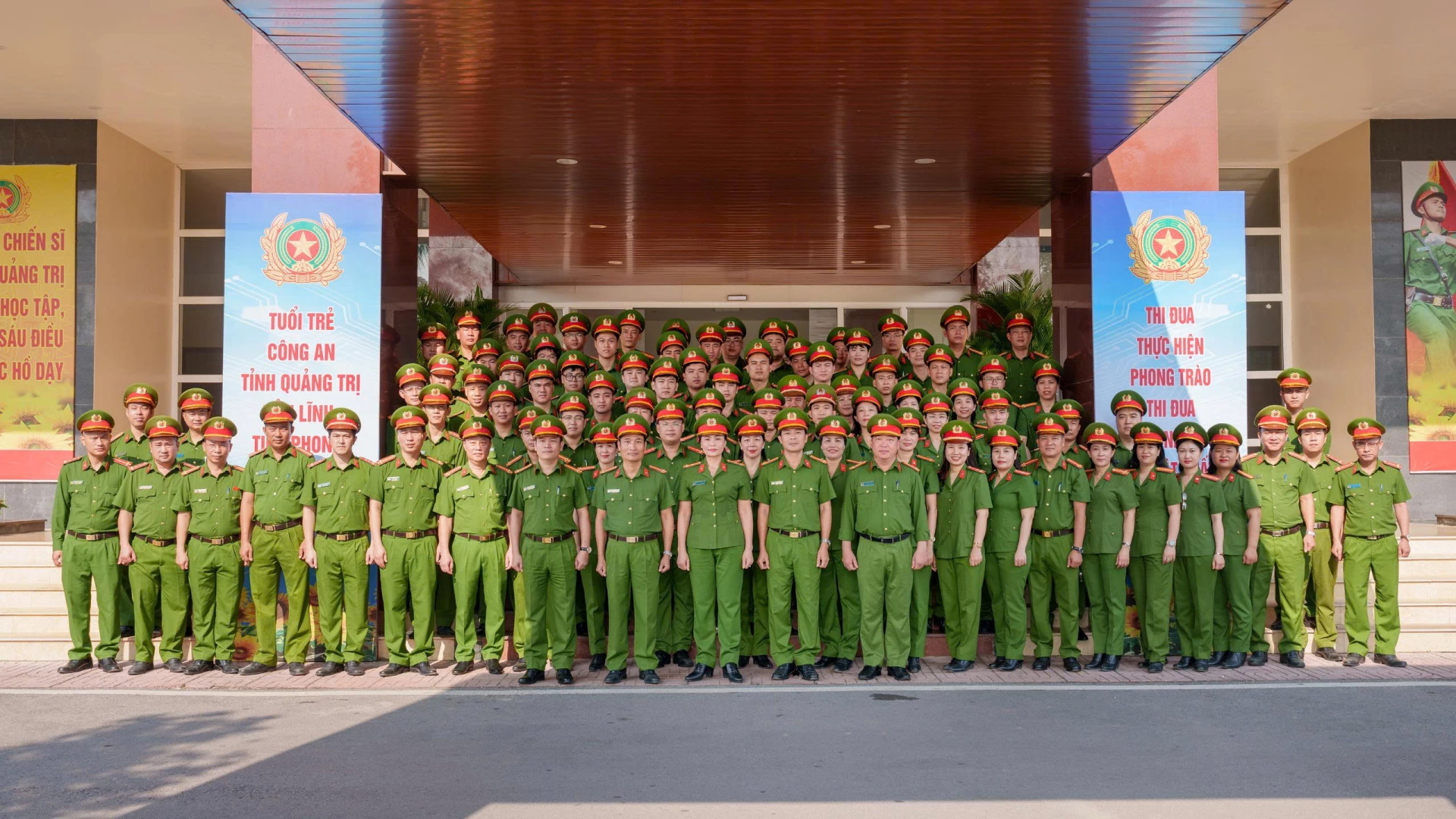 Tập thể Ban Chỉ huy và cán bộ, chiến sĩ Phòng Cảnh sát Quản lý hành chính về trật tự xã hội, Công an tỉnh Quảng Trị - Ảnh: L.P.N