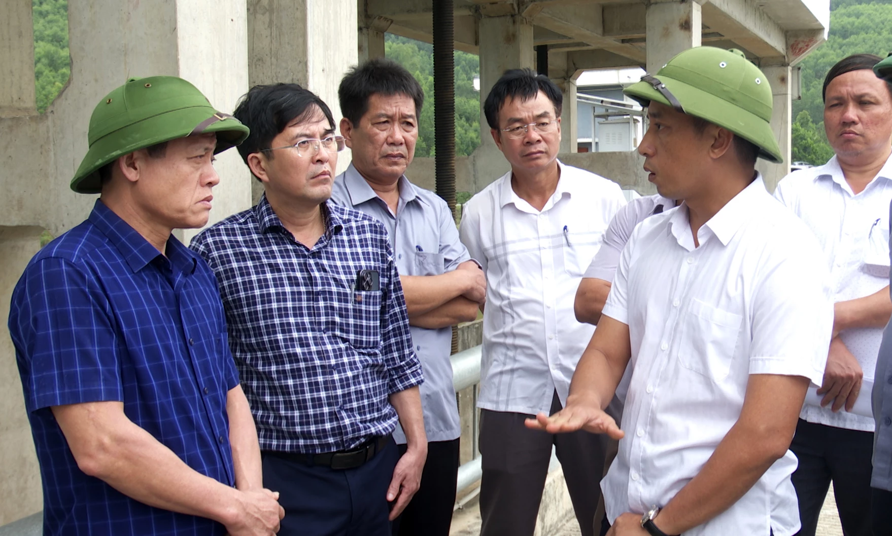 Đồng chí Lê Văn Bảo, Phó Chủ tịch UBND tỉnh kiểm tra công trình hệ thống thủy lợi Rào Nan - Ảnh: Quang Ngọc