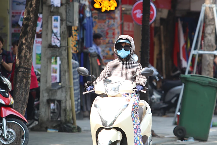 Nắng nóng tiếp tục gia tăng cường độ tại nhiều khu vực trên cả nước.