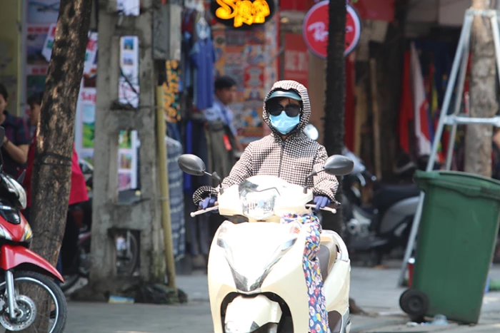 Thời tiết ngày 11/4: Nhiệt độ vượt 40 độ C, nắng nóng gay gắt lan rộng nhiều khu vực