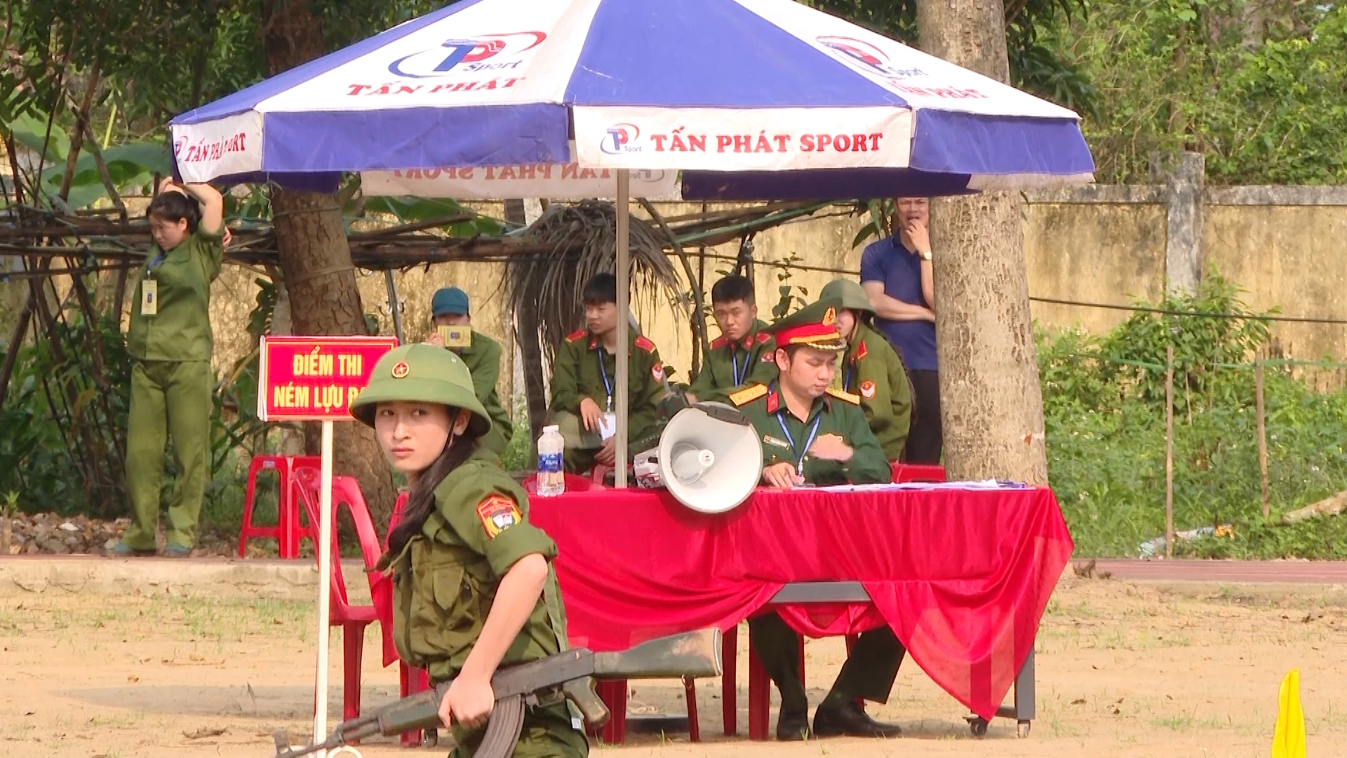 Học sinh thực hành nội dung ném lựu đạn trúng đích - Ảnh: Thùy Trang