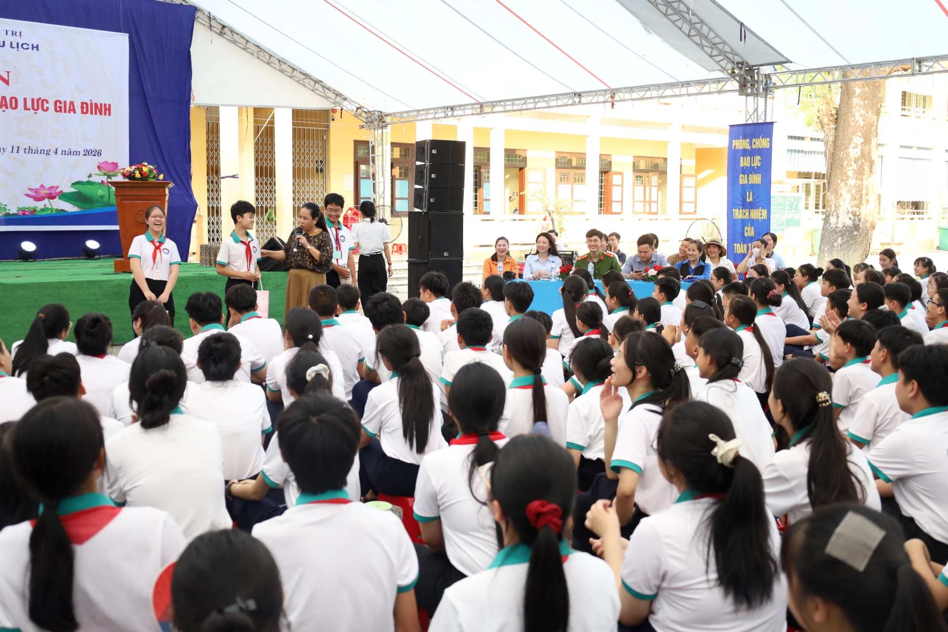 Học sinh trường THCS Nguyễn Trãi (xã Vĩnh Linh) tham gia diễn đàn - Ảnh: Quang Ngọc.