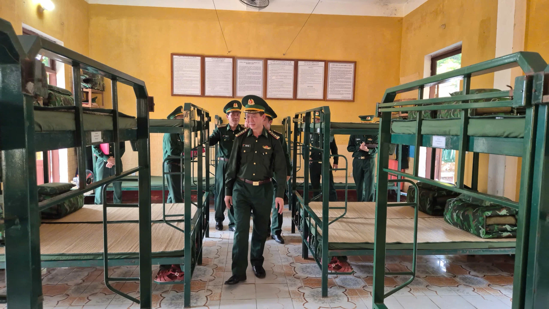 Đoàn công tác kiểm tra nơi ngủ nghỉ, sinh hoạt của chiến sĩ mới.