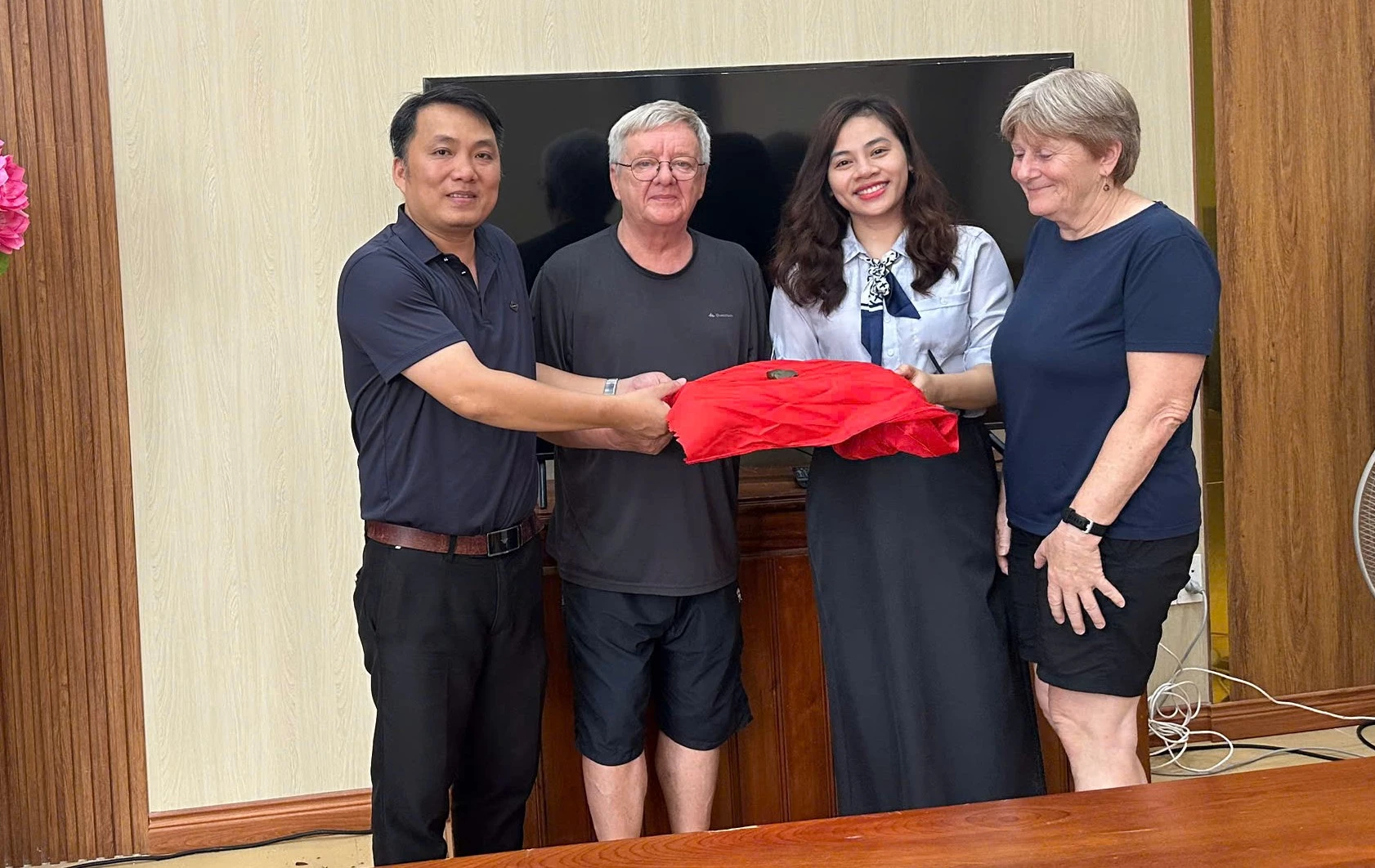 Tiến sĩ Howard Limbert trao di vật rìu đá cho Bảo tàng tỉnh Quảng Trị