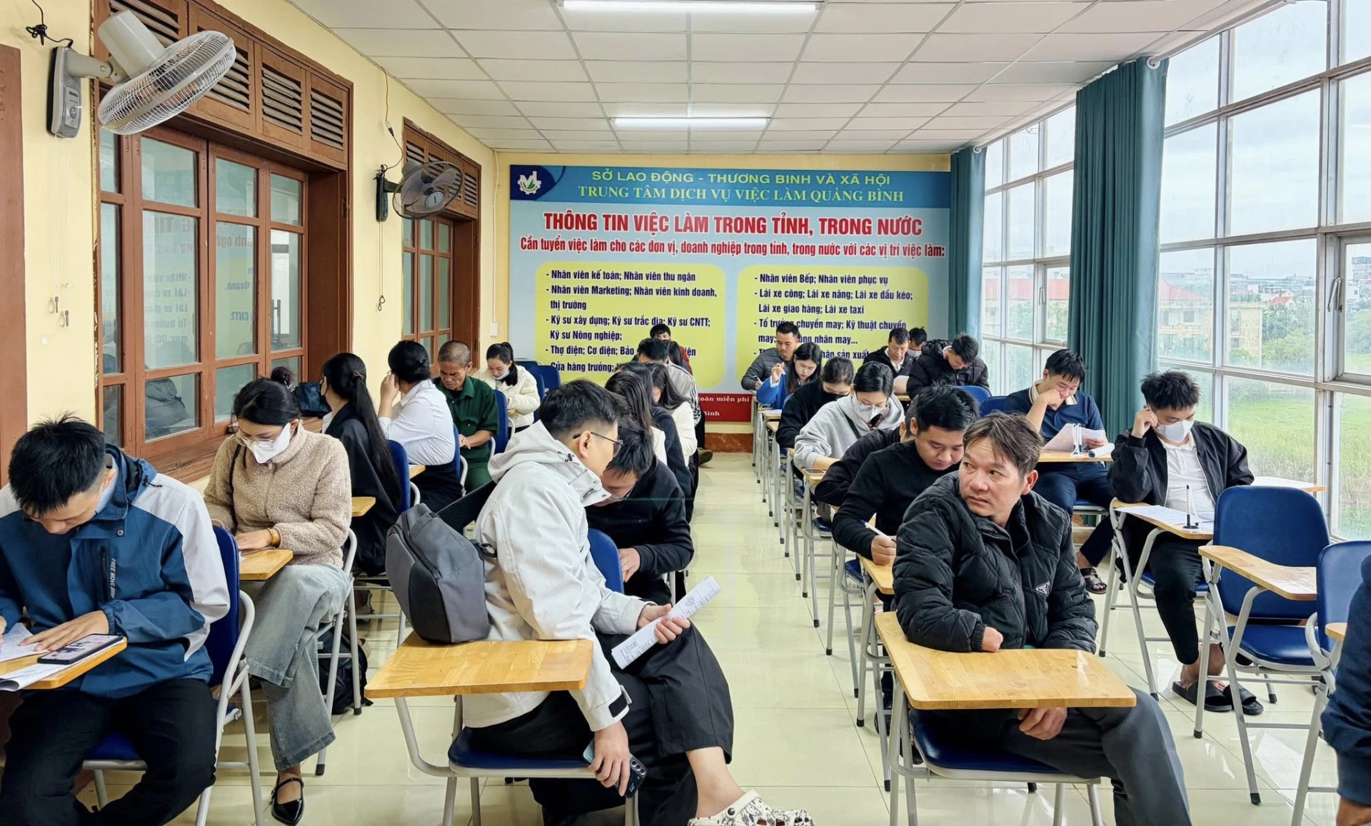 Người lao động đến tìm kiếm cơ hội việc làm trong và ngoài nước tại Trung tâm Dịch vụ việc làm Quảng Trị - Ảnh: H.C