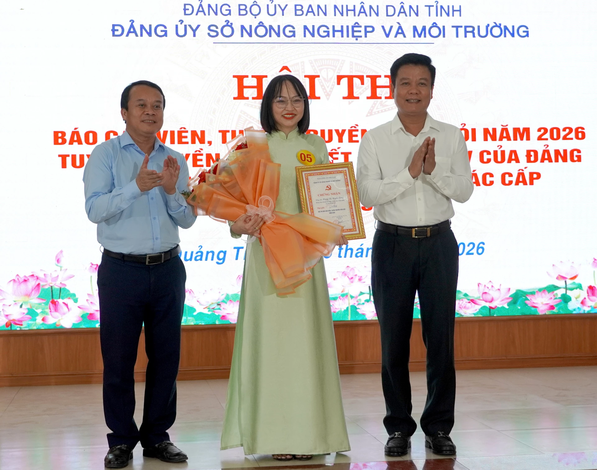 Đại diện lãnh đạo Đảng ủy UBND tỉnh, Sở NN-MT trao chứng nhận và tặng hoa chúc mừng các thí sinh đạt giải nhất - Ảnh: H.Tr.