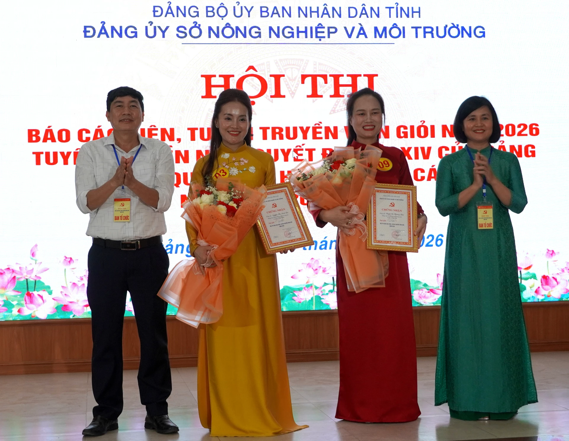 Đại diện Ban Tổ chức trao giải cho các thí sinh - Ảnh: H.Tr.