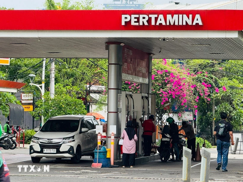 Một trạm xăng ở trung tâm Jakarta, Indonesia. (Ảnh: Đỗ Quyên/TTXVN)