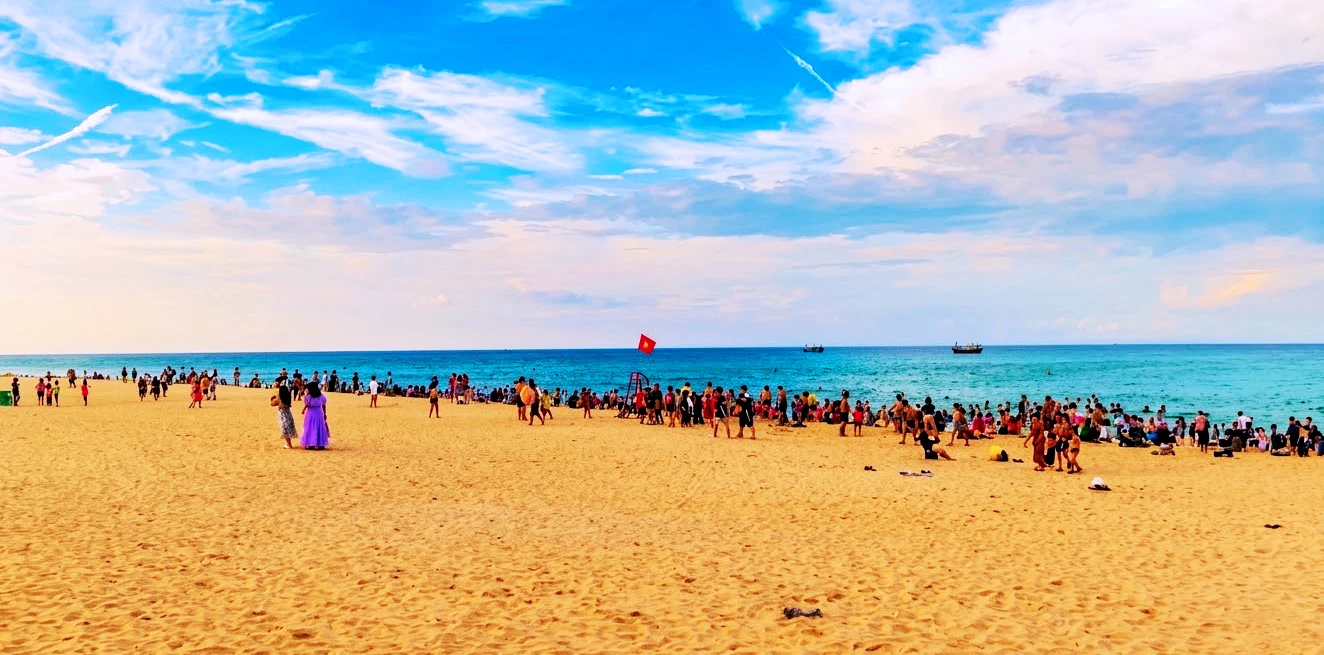 Các bãi biển ở Đồng Hới được đánh giá vừa sạch đẹp, vừa an toàn - Ảnh: H.Tr